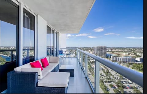 Stunning Penthouse Suite Waterfront 2BD 2BA Apartment hotel in Hallandale Beach