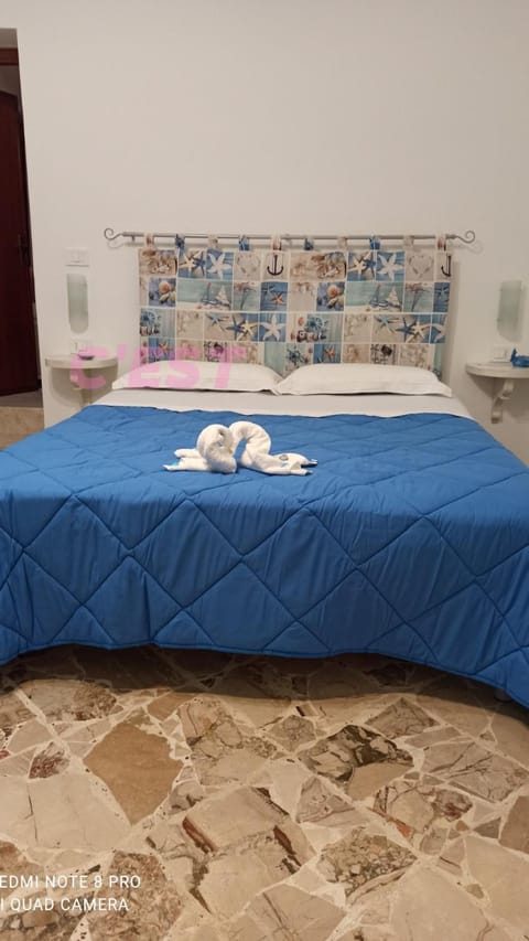 Bedroom, towels