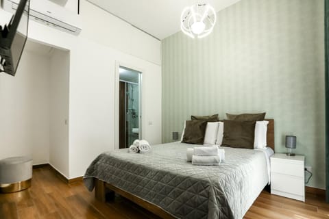 Bed, TV and multimedia, View (from property/room), Photo of the whole room, Bedroom, towels