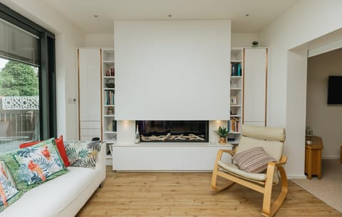 Communal lounge/ TV room, Garden, TV and multimedia, Living room, Seating area, flat iron