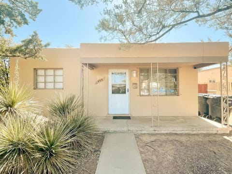 Pet Friendly! Private Casita in Nob Hill Villa in Albuquerque