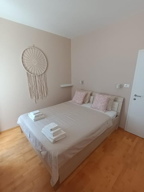 Bed, TV and multimedia, Bedroom, hair dresser