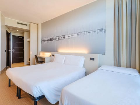 Photo of the whole room, Family