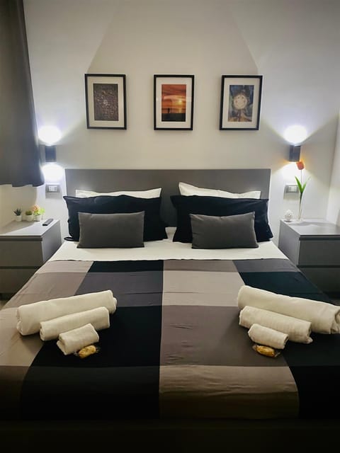 Bed, Bedroom, towels