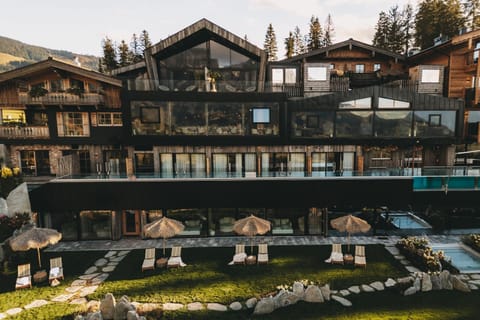 Property building, Restaurant/places to eat, Day, Natural landscape, Garden, Spa and wellness centre/facilities, Hiking, Mountain view, Pool view, Swimming pool, Breakfast, sunbed