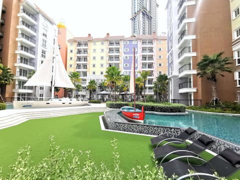 Property building, Balcony/Terrace, Pool view, Swimming pool