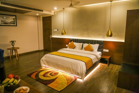 Bed, Living room, Food and drinks, Photo of the whole room, Seating area, Bedroom, Food