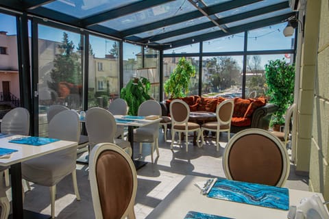 Patio, Living room