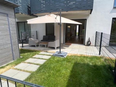 Property building, Garden, Balcony/Terrace, Seating area, Garden view