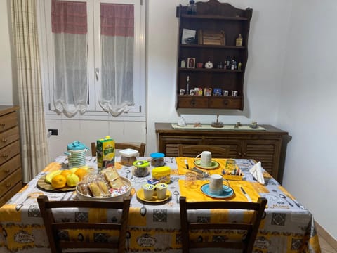 Coffee/tea facilities, Food and drinks, Dining area, Food, Breakfast, Drinks