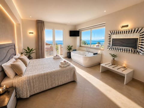 Bed, Natural landscape, TV and multimedia, Photo of the whole room, Seating area, Bedroom, Sea view