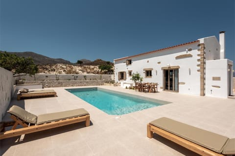 Property building, Patio, Day, Natural landscape, Balcony/Terrace, Mountain view, Pool view, Swimming pool, Swimming pool, sunbed