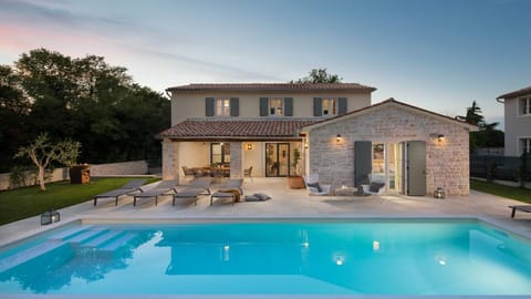 Property building, Garden, Balcony/Terrace, Swimming pool