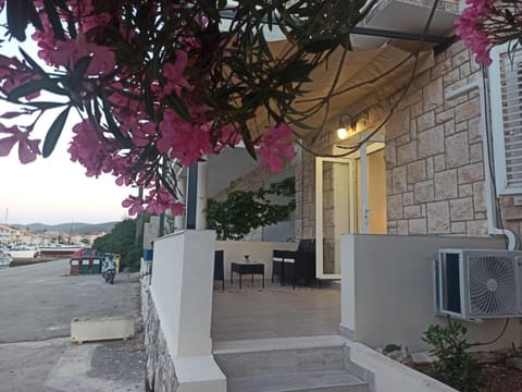 Property building, Patio, Facade/entrance, Balcony/Terrace, Seating area, Parking