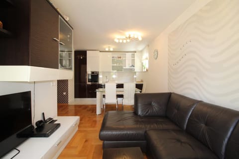 Communal lounge/ TV room, TV and multimedia, Living room, Seating area, Dining area