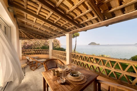 Property building, Spring, Garden, Garden, Balcony/Terrace, Balcony/Terrace, Dining area, Beach, Sea view, Sea view, Sunrise, Sunset