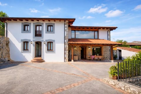 Property building, Patio, Facade/entrance, BBQ facilities, Balcony/Terrace