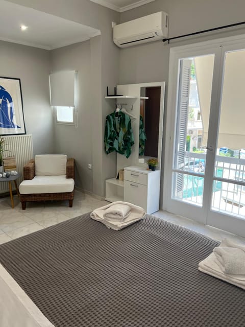 Bed, Living room, Bedroom, towels, air conditioner