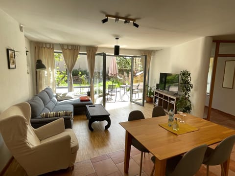 Communal lounge/ TV room, TV and multimedia, Living room, Dining area, Facility for disabled guests