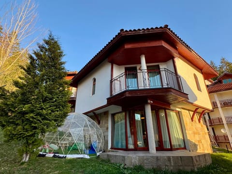 Property building, Day, Garden