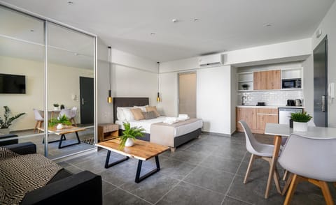 Kitchen or kitchenette, Seating area, Dining area, Bedroom