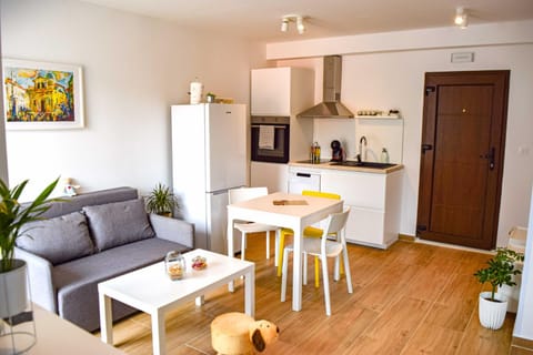 Coffee/tea facilities, Kitchen or kitchenette, Seating area, Dining area, kitchen
