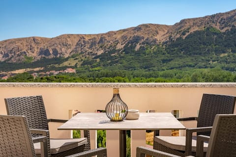 Balcony/Terrace, Mountain view