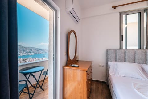 Bed, Natural landscape, View (from property/room), Balcony/Terrace, Photo of the whole room, Bedroom, Garden view, Mountain view, Sea view, Quiet street view, wardrobe, air conditioner