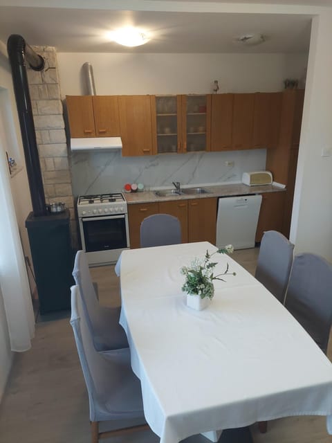 Kitchen or kitchenette, Seating area, Dining area, pet friendly