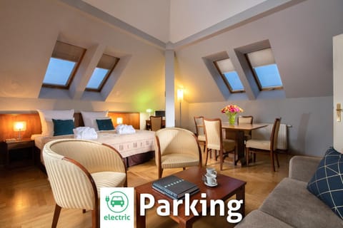 Bed, Photo of the whole room, Seating area
