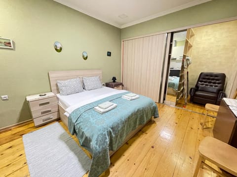 Bed, TV and multimedia, Bedroom, towels