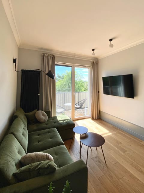 TV and multimedia, Living room, Seating area, Evening entertainment