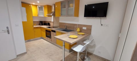 Bed, TV and multimedia, Kitchen or kitchenette, Dining area, kitchen
