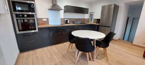 Coffee/tea facilities, Kitchen or kitchenette, dishwasher, oven, toaster