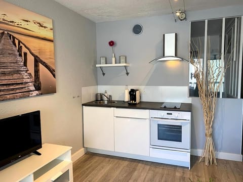 Kitchen or kitchenette, oven, stove