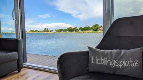 Balcony/Terrace, Living room, Lake view