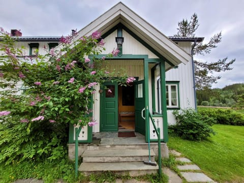 Property building, Facade/entrance, Garden