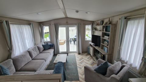 Stunning 2 bed Luxury Caravan at Hoburne Devon Bay, with Hot Tub and sea view Campground/ 
RV Resort in Paignton