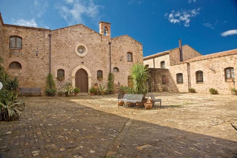 Property building, Nearby landmark, Facade/entrance, Facade/entrance, Decorative detail