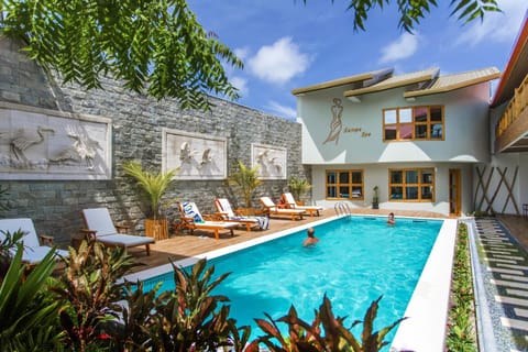 Property building, Day, Swimming pool