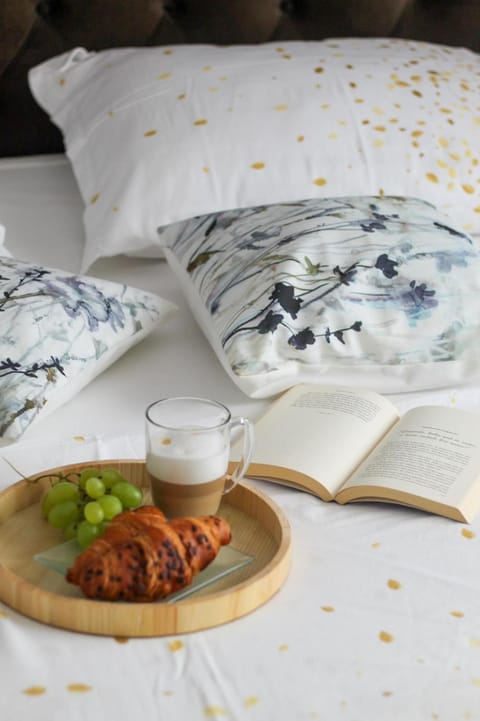 Bed, Food and drinks, Bedroom, Food, Drinks