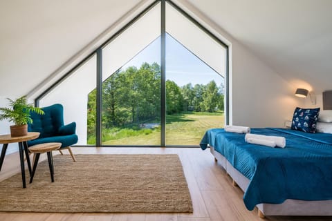 Bed, Night, View (from property/room), Photo of the whole room, Seating area, Bedroom, On site, Garden view, Area and facilities, hair dresser, towels