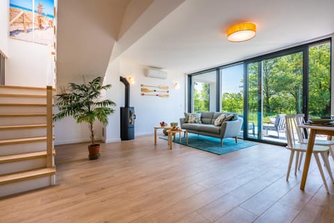 Facade/entrance, Balcony/Terrace, Living room, Decorative detail, Seating area, Dining area, Area and facilities, flat iron