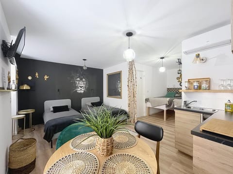 TV and multimedia, Kitchen or kitchenette, Living room, Seating area, Dining area, stove