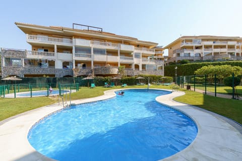 Property building, Day, Swimming pool, sunbed