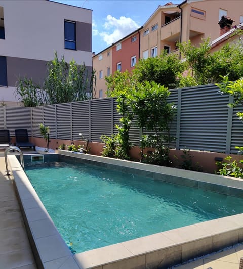Day, Swimming pool