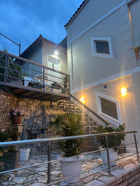 Amazing familiar apartments and rooms Apartment in Sarandë