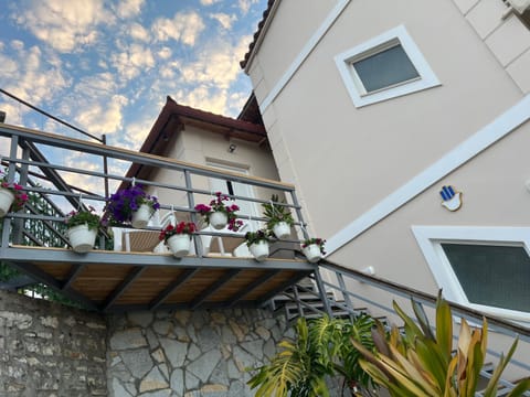 Amazing familiar apartments and rooms Apartment in Sarandë