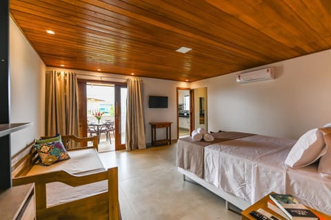 Bed, TV and multimedia, Photo of the whole room, Seating area, Bedroom, hair dresser, towels, air conditioner