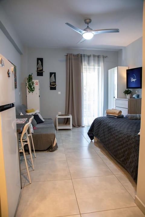 TV and multimedia, Seating area, Bedroom